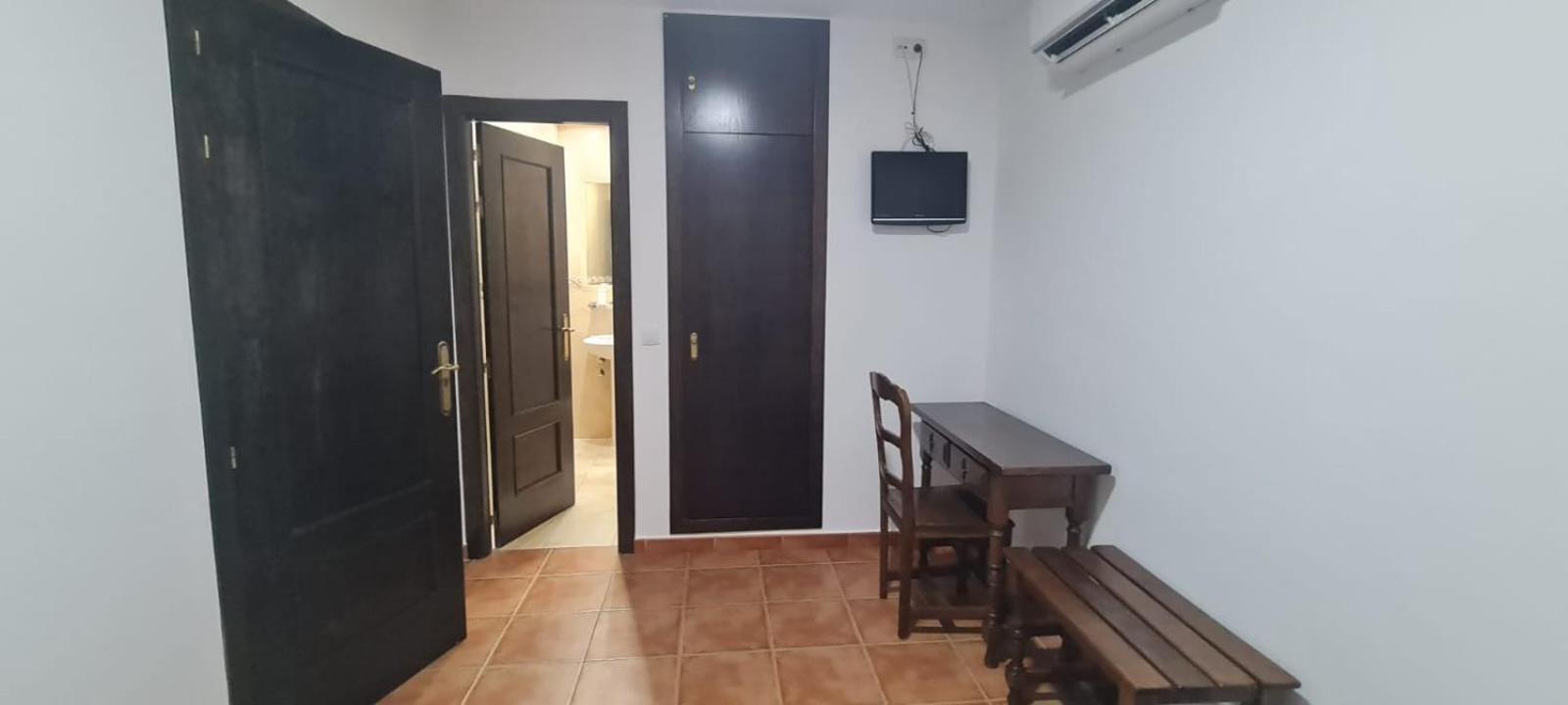Hostal La Roda Villaluenga Экстерьер фото